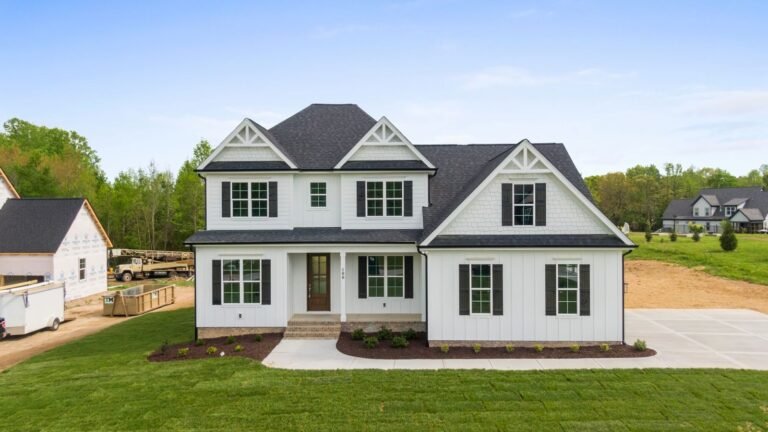 The Summit Ridge: front lawn and entry